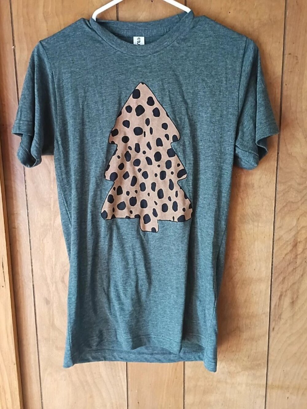 Tultex Graphic T-Shirt Size Small Green Leopard Print Tree Poly Cotton Soft Tee